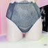 Elegantní tanga s krajkovým vzorem a stříbrnými nitěmi od Victoria’s Secret vysokým pasem