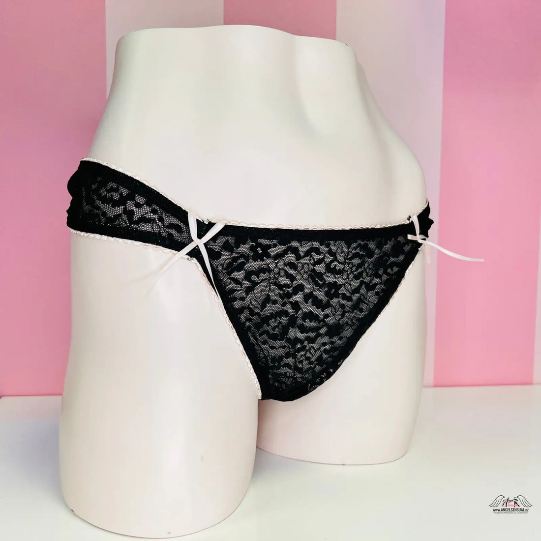 Victoria’s Secret krajkové kalhotky Tanga s Mašličkami na bílé figuríně