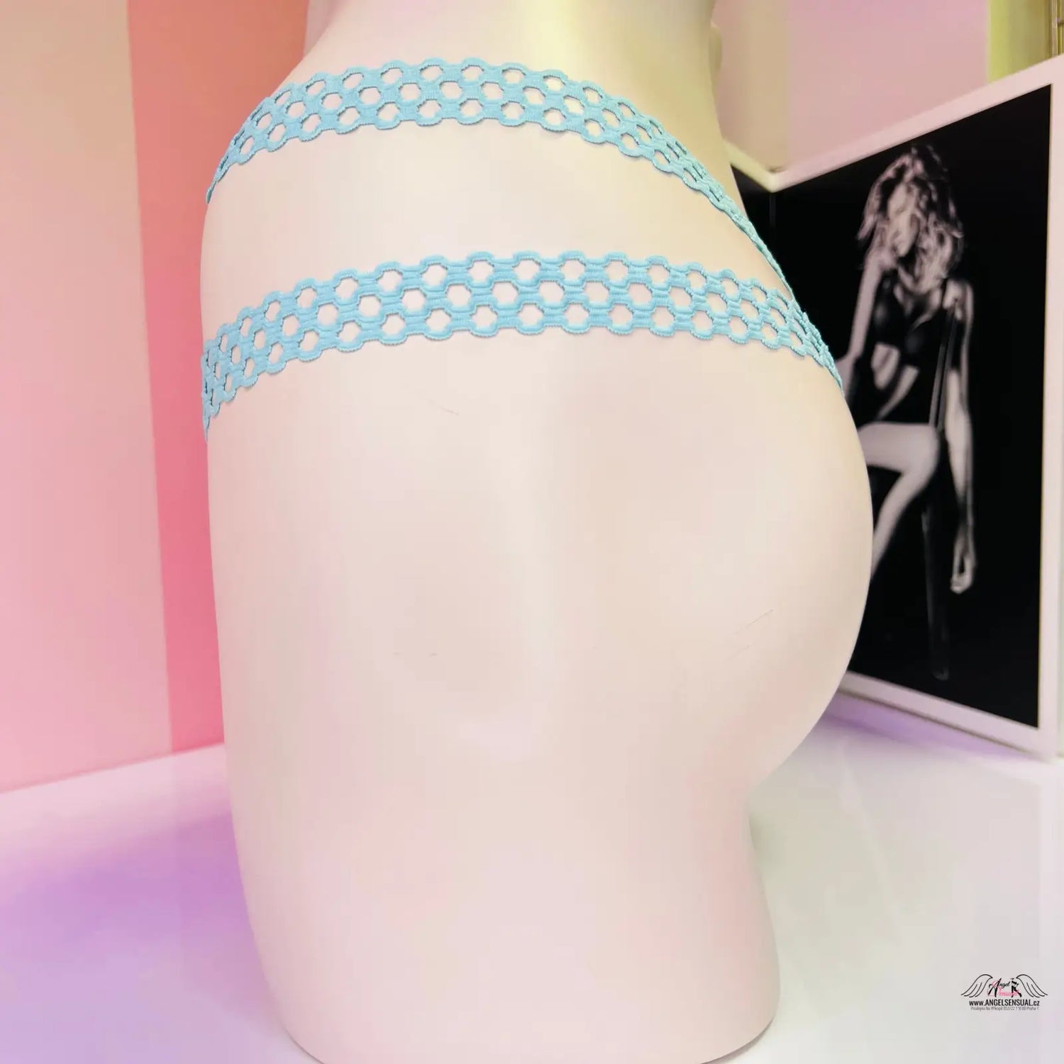 Pohled oslní na bílém manekýnu s světle modrými krajkovými pásky Victoria’s Secret Tanga