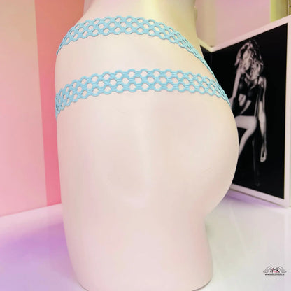 Pohled oslní na bílém manekýnu s světle modrými krajkovými pásky Victoria’s Secret Tanga