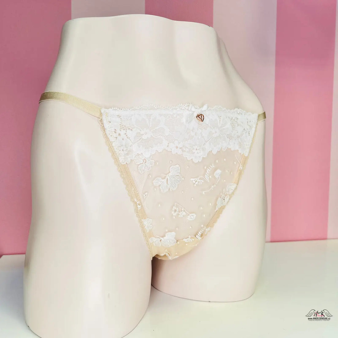 Bílé síťované tanga s ozdobnými perličkami na mannequin formě, svůdný styl