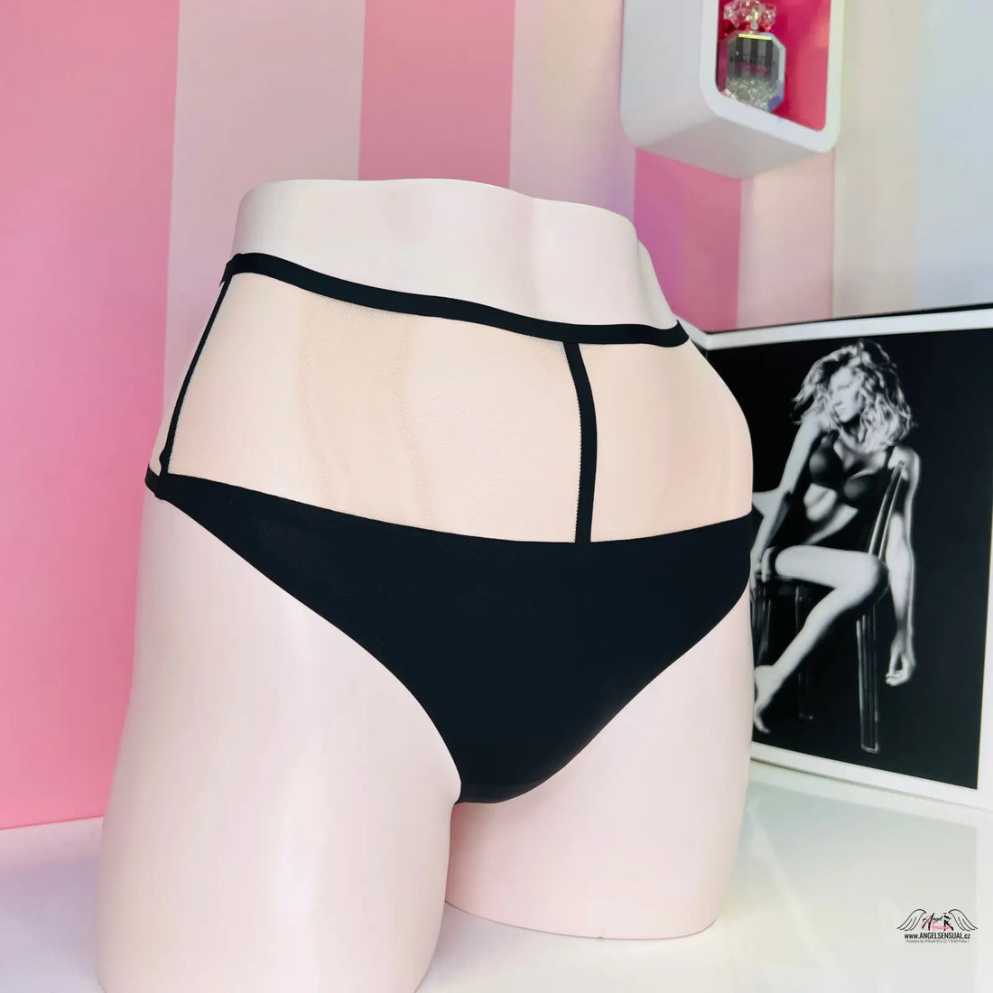 Arafed ženská figurína v Černé bikiny s vysokým pasem na růžové pruhované zdi