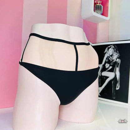 Arafed ženská figurína v Černé bikiny s vysokým pasem na růžové pruhované zdi