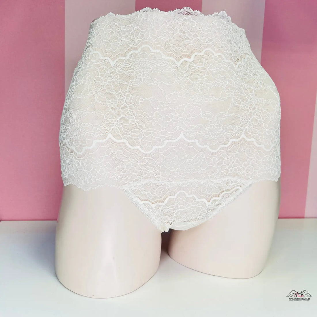 Victoria’s Secret krajkové tanga s vysokým pasem na figuríně