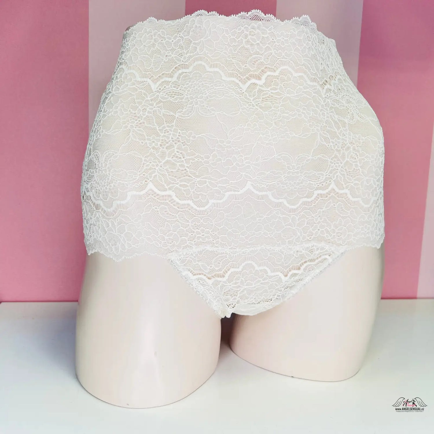 Victoria’s Secret krajkové tanga s vysokým pasem na figuríně