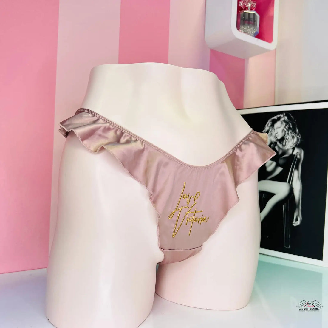 Luxusní sametové tanga Victoria’s Secret s jemnými volánky a zlatou výšivkou