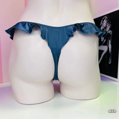 Luxusní sametové tanga Victoria’s Secret s jemnými volánky na mannequin formě