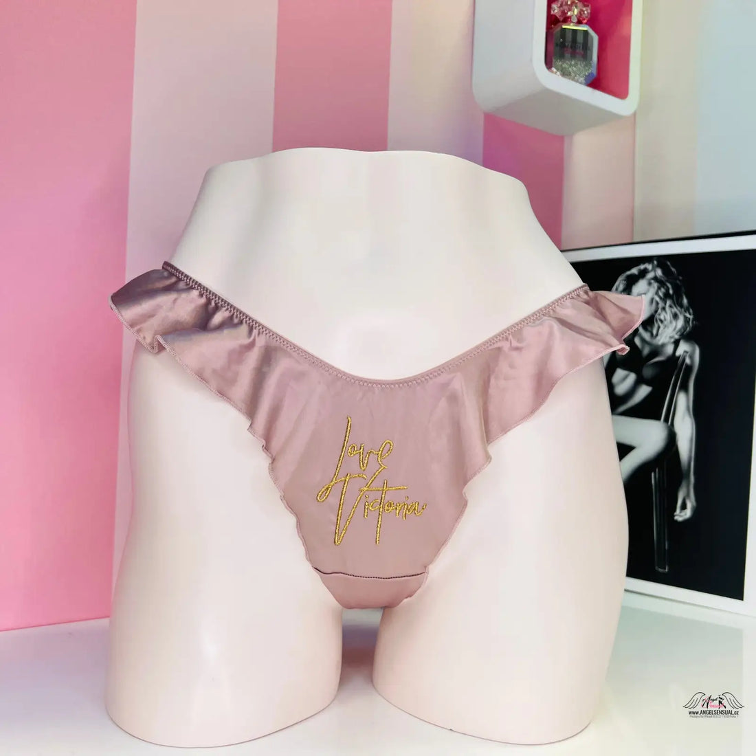 Luxusní sametové tanga Victoria’s Secret s jemnými volánky na figuríně