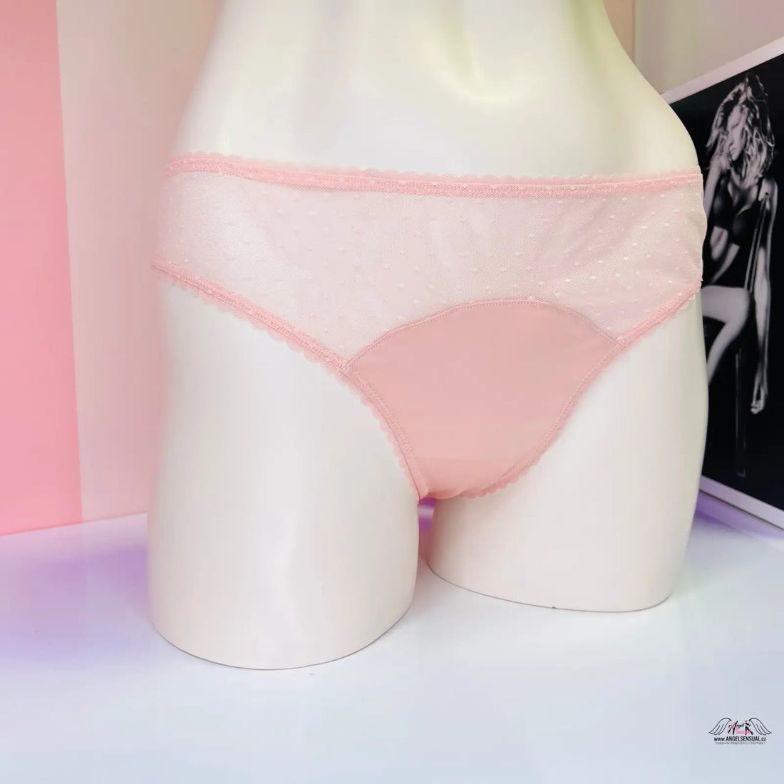 Bílá figurína s růžovými síťovanými tangami Victoria’s Secret prodyšná síťovaná