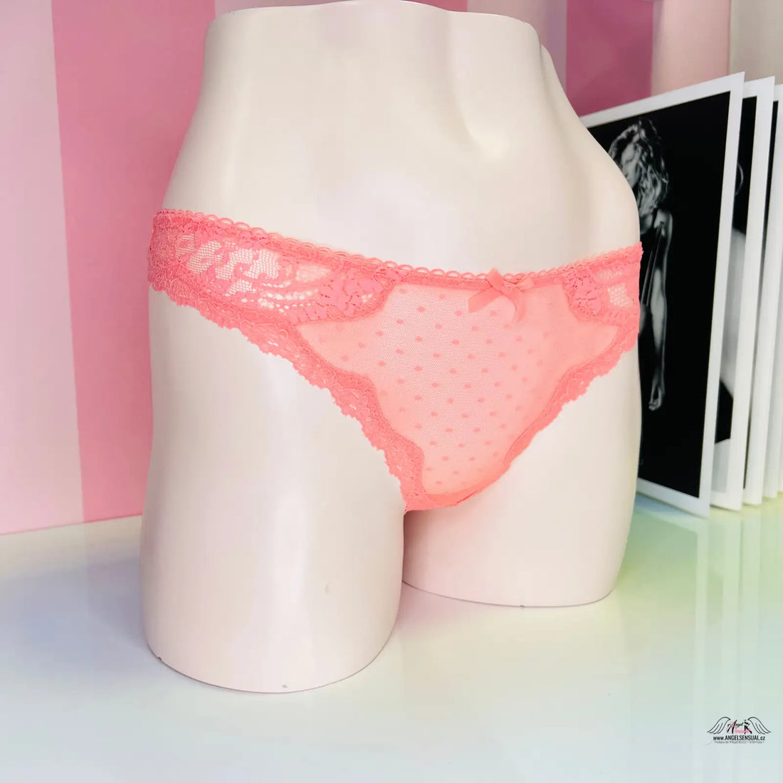 Coral síťkovaná tanga s krajkou a něžnými puntíky od Victoria’s Secret