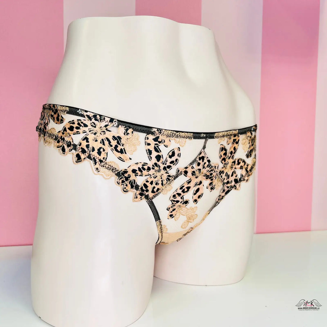 Leopard print lace underwear na bílém modelu, luxusní síťované tanga, jemné síťoviny