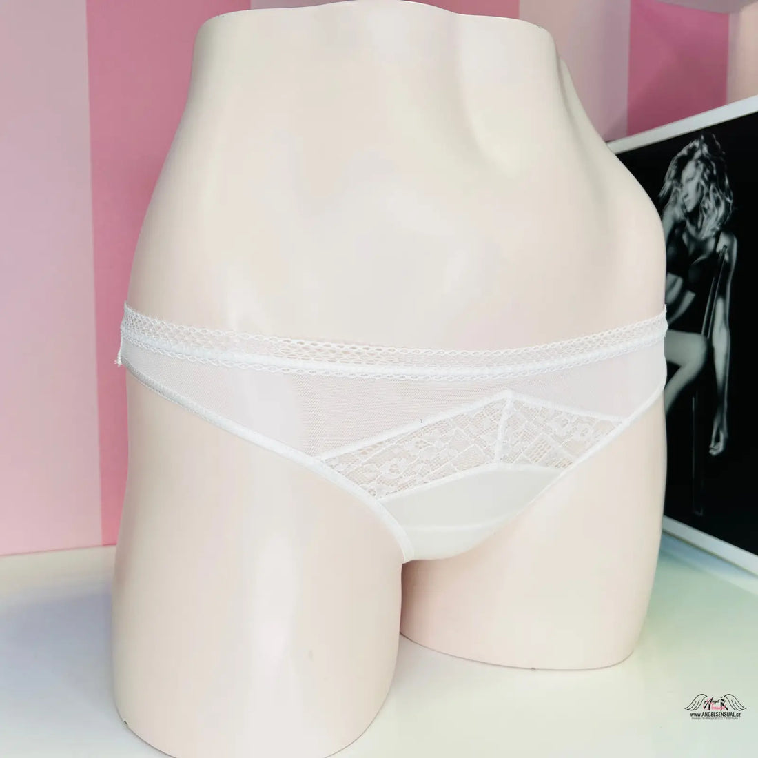 Victoria’s Secret síťkované tanga s květinovou krajkou pro pocit luxusu