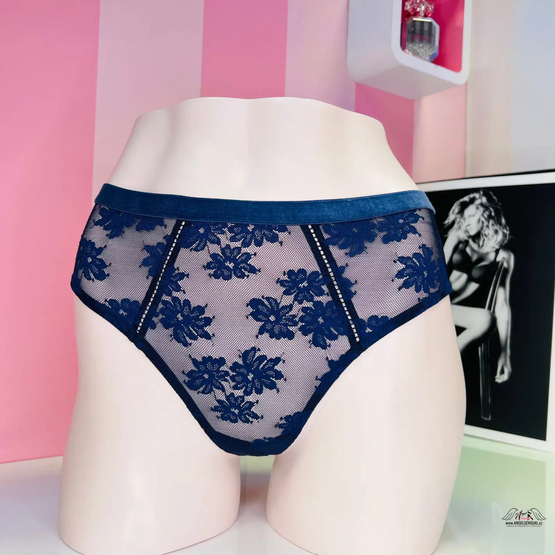Elegantní síťované tanga s vyšívanými květy a mírně vyšším pasem