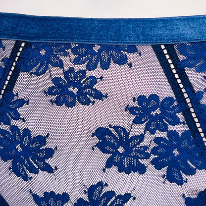 Modré krajkové sukně s vyšívanými květy, mírně vyšším pasem a elegantními síťovanými tanga