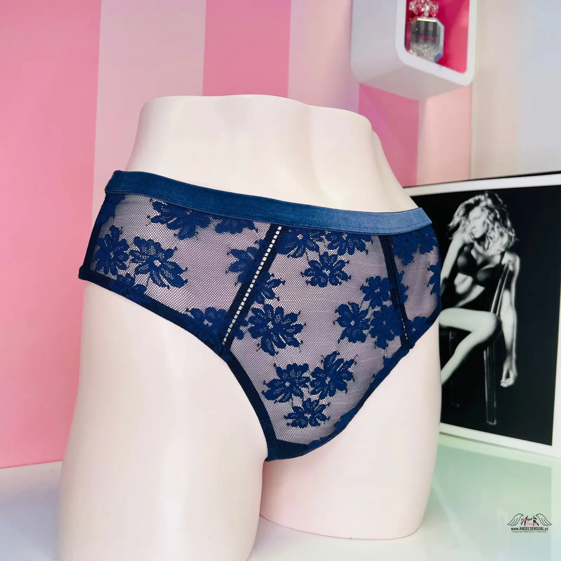 Manženské elegantní síťované tanga Victoria’s Secret s mírně vyšším pasem a vyšívanými květy