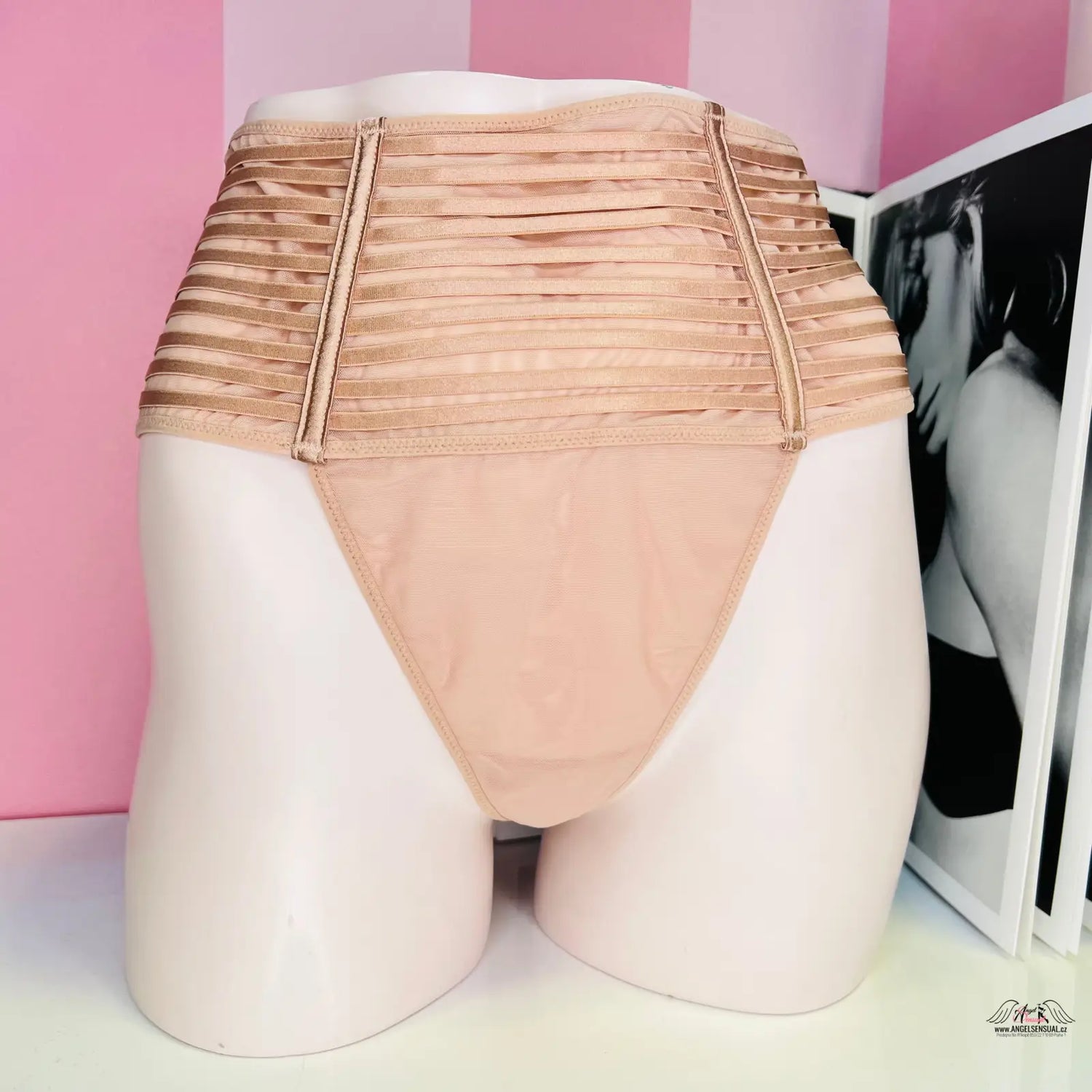 Nude colored panties with woman image from Victoria’s Secret Tanga Síťované s Vystužením, vysokým pasem, spodního prádla