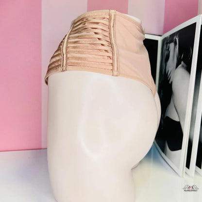 Manekýn v růžovém topu a bílém spodním prádle Victoria’s Secret Tanga s vysokým pasem