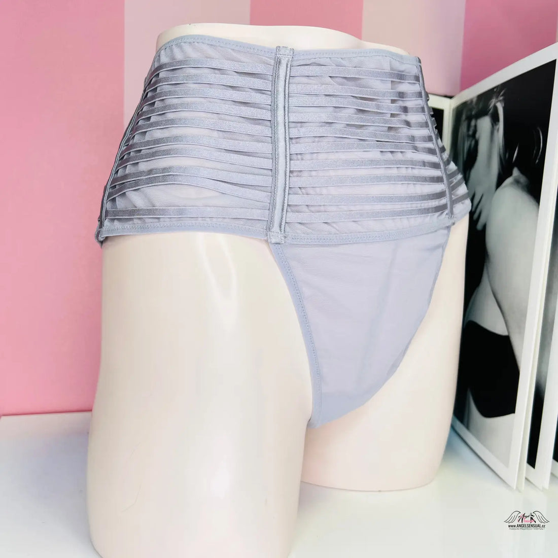 Manekýn ve vícebarevném agent provocateur vysokým pasem spodního prádla