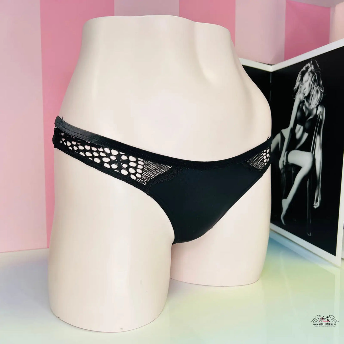 Black thong with mesh detailing from Victoria’s Secret Tanga Síťované, hebké prošívané tanga s sametovým okrajem pro pocit luxusu