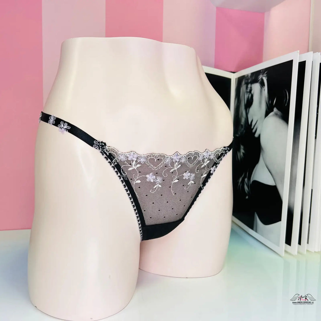 Bílá figurína s krajkovým a stříbrným podprsenkou na produkt Victoria’s Secret Tanga se Zdobená Krajkou