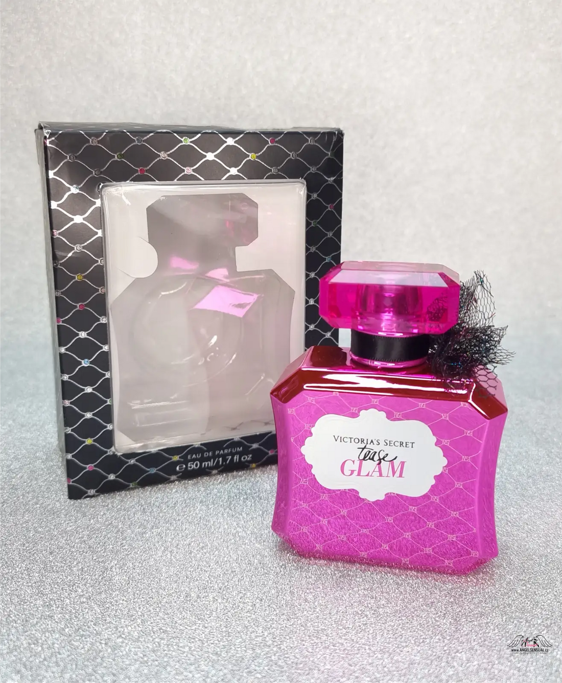 Růžová parfémová láhev Tease Glam s krabicí pro parfém Tease od Victoria’s Secret