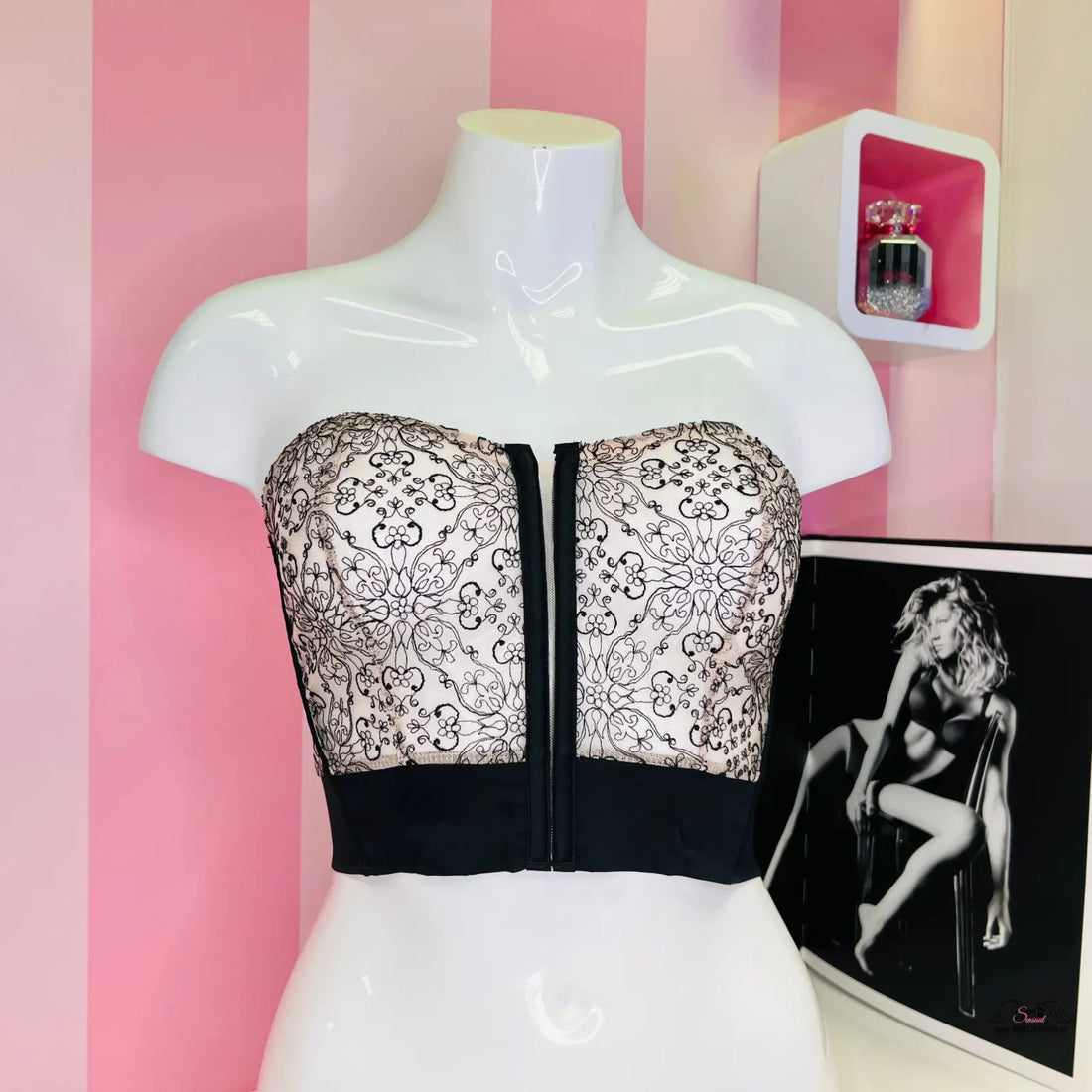 Manekýn s černobílým průhledným korzetem Victoria’s Secret Vázací Korzet s lehkou podšívkou