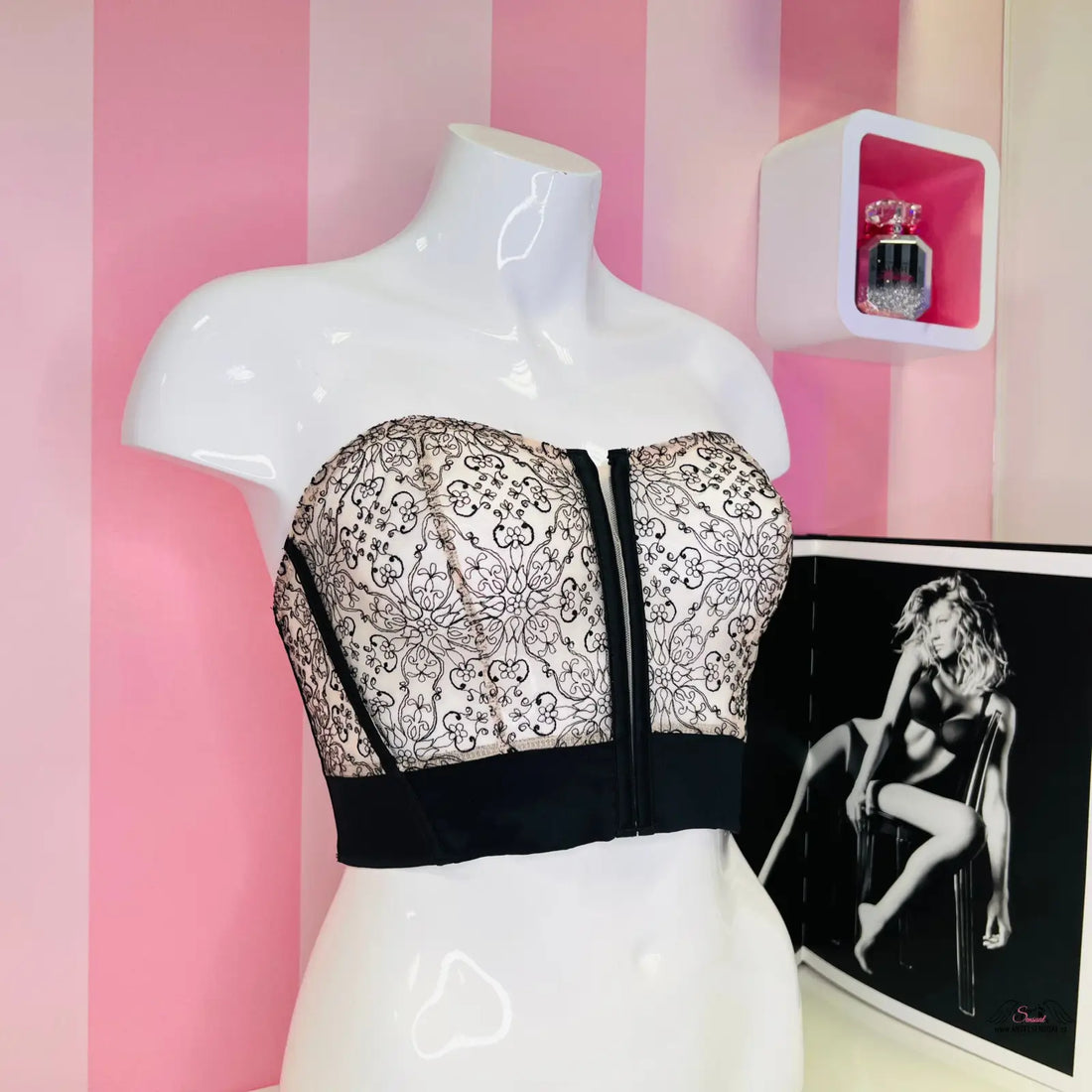 Manekýn s černobílým průhledným korzetem Victoria’s Secret Vázací Korzet s lehkou podšívkou