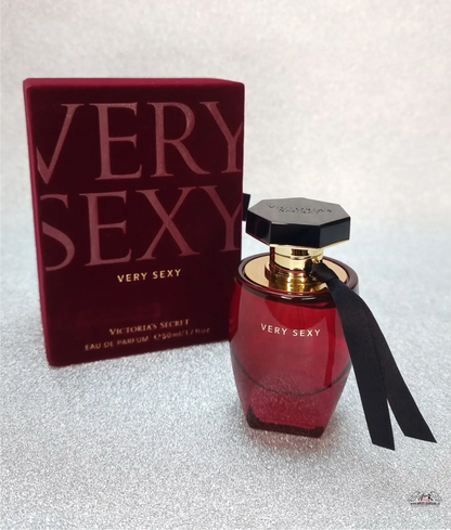 Červená parfémová láhev s černou stuhou pro Victoria’s Secret Very Sexy