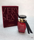 Červená parfémová láhev s černou stuhou pro Victoria’s Secret Very Sexy