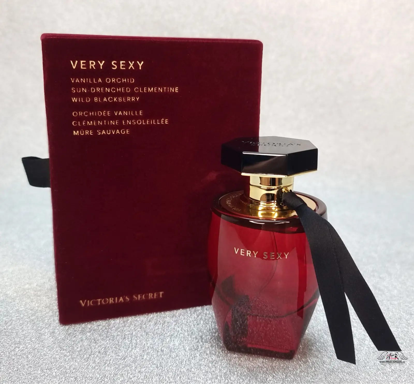 Červená lahvička parfému Very Sexy od Victoria’s Secret s krabicí