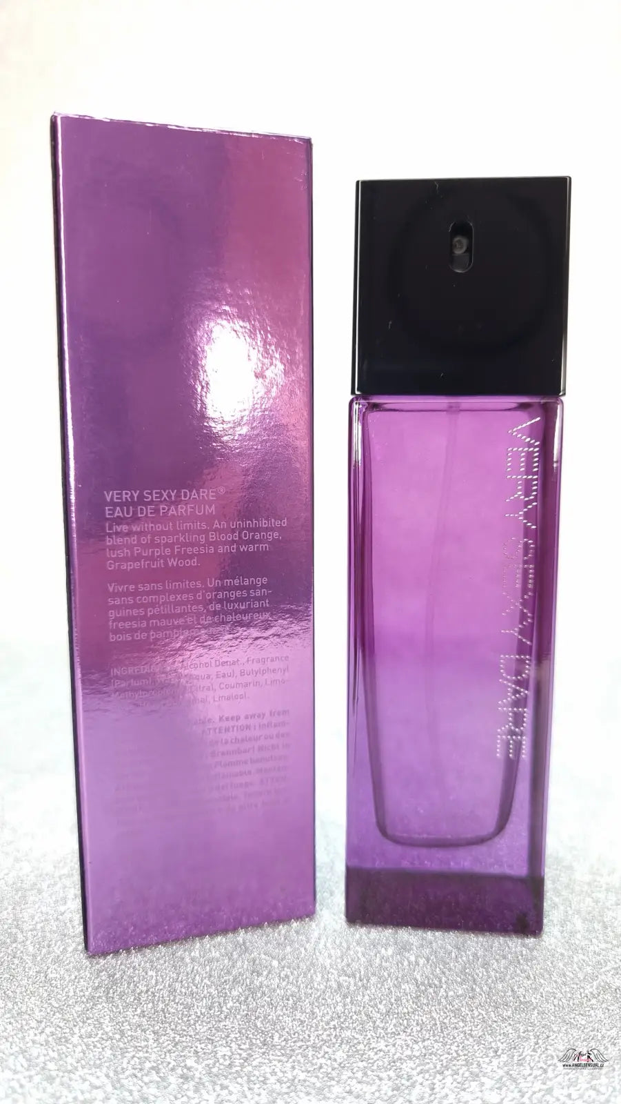 Fialová parfémová láhev a krabice Victoria’s Secret Very Sexy Dare s aromatickou vůní