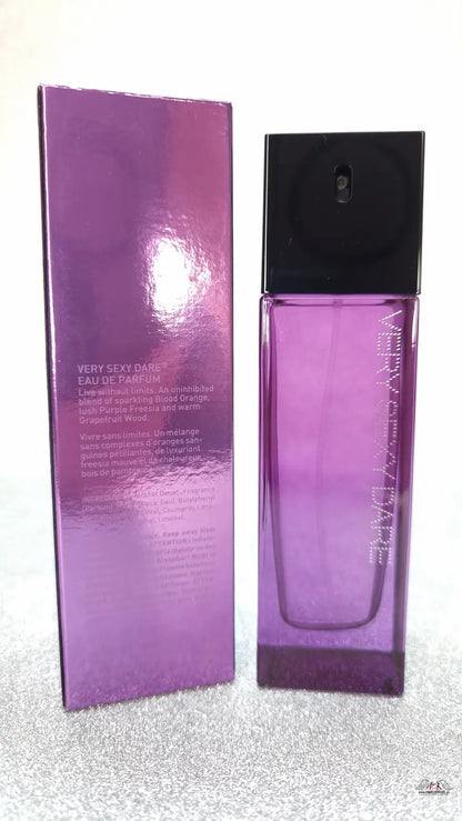 Fialová parfémová láhev a krabice Victoria’s Secret Very Sexy Dare s aromatickou vůní
