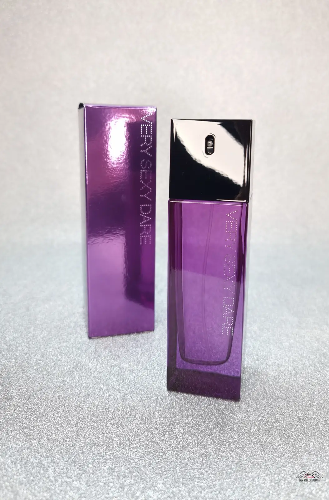 Vášnivé ženy Victoria’s Secret Very Sexy Dare s fialovou parfémovou lahvičkou a krabicí