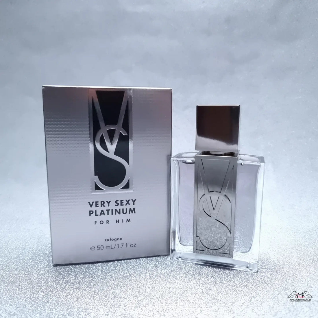 Stříbrná krabička a čiré balení parfému Very Sexy Platinum For Him od Victoria’s Secret