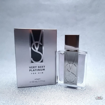 Stříbrná krabička a čiré balení parfému Very Sexy Platinum For Him od Victoria’s Secret