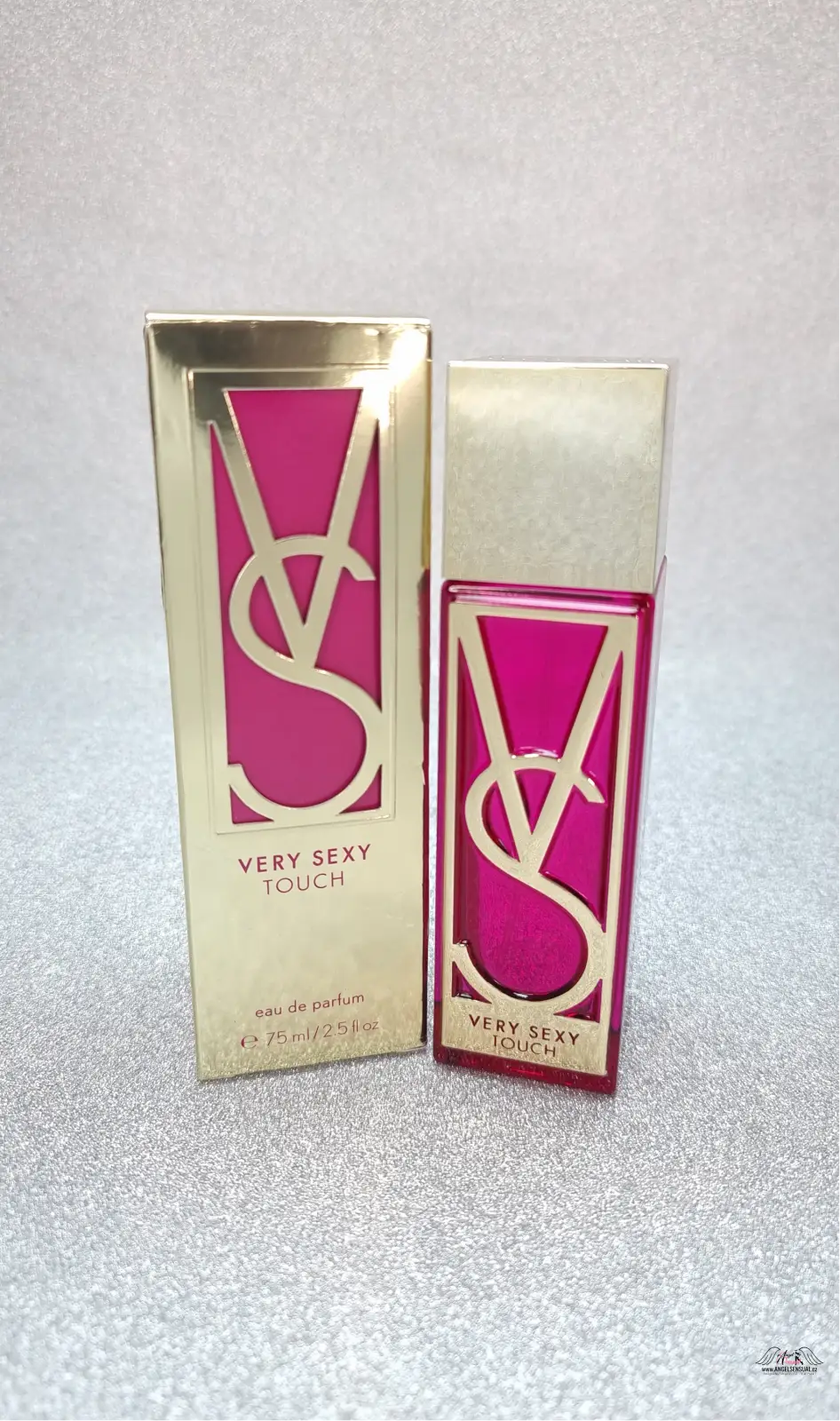 Obrázek růžové zlaté parfémové lahvičky a krabice Victoria’s Secret Very Sexy Touch s tóny italského kosatce