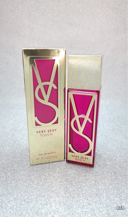 Obrázek růžové zlaté parfémové lahvičky a krabice Victoria’s Secret Very Sexy Touch s tóny italského kosatce