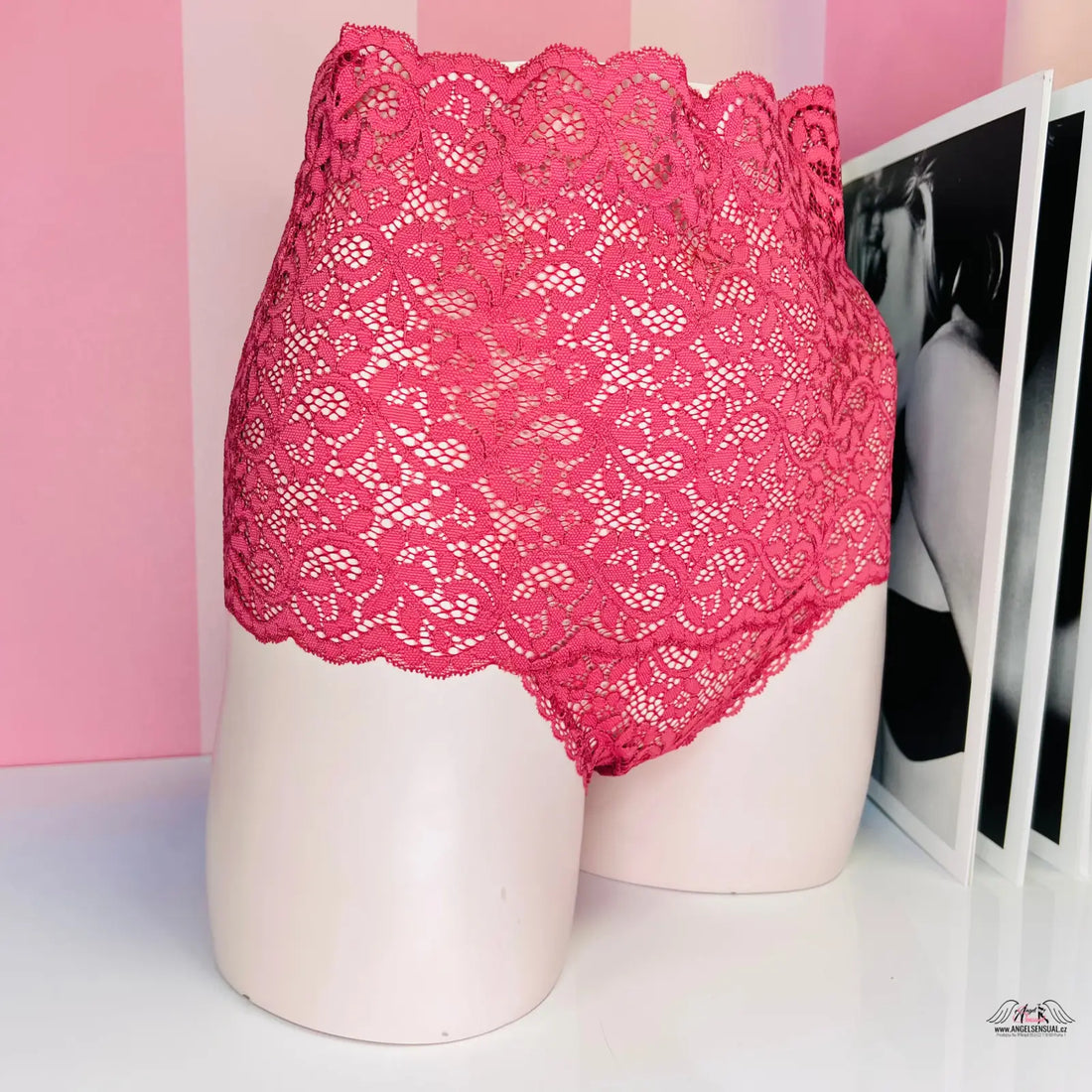 Vysokým pasem krajková tanga Victoria’s Secret na mannequinu v růžové barvě