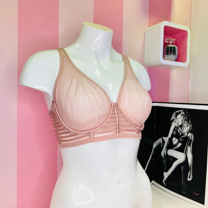 Růžová podprsenka s kosticemi na bílém manekýně, Agent Provocateur