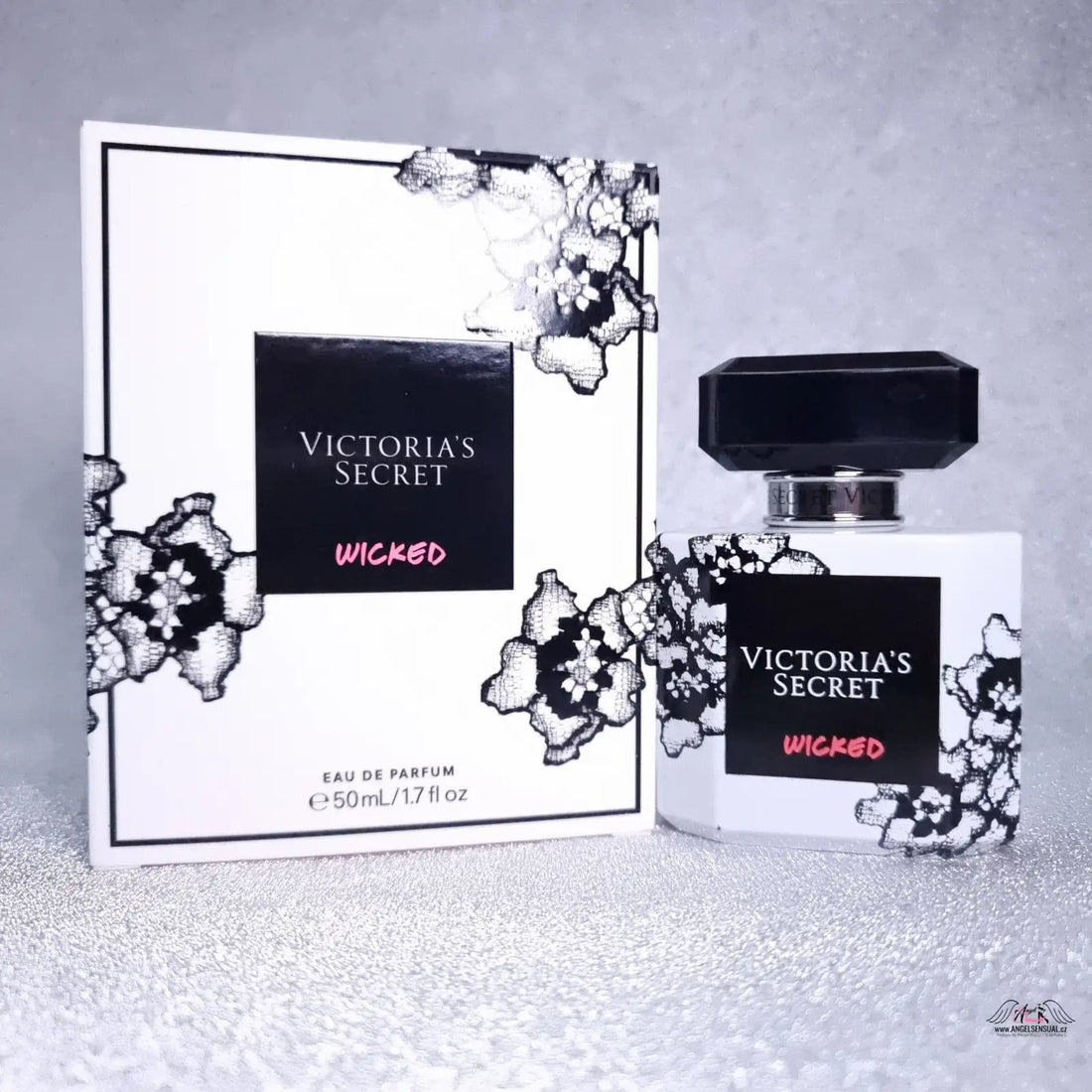 Victoria’s Secret Wicked parfémová sada v bílé a černé s krajkovými detaily, ideální pro lingerie a apparel &amp; accessories