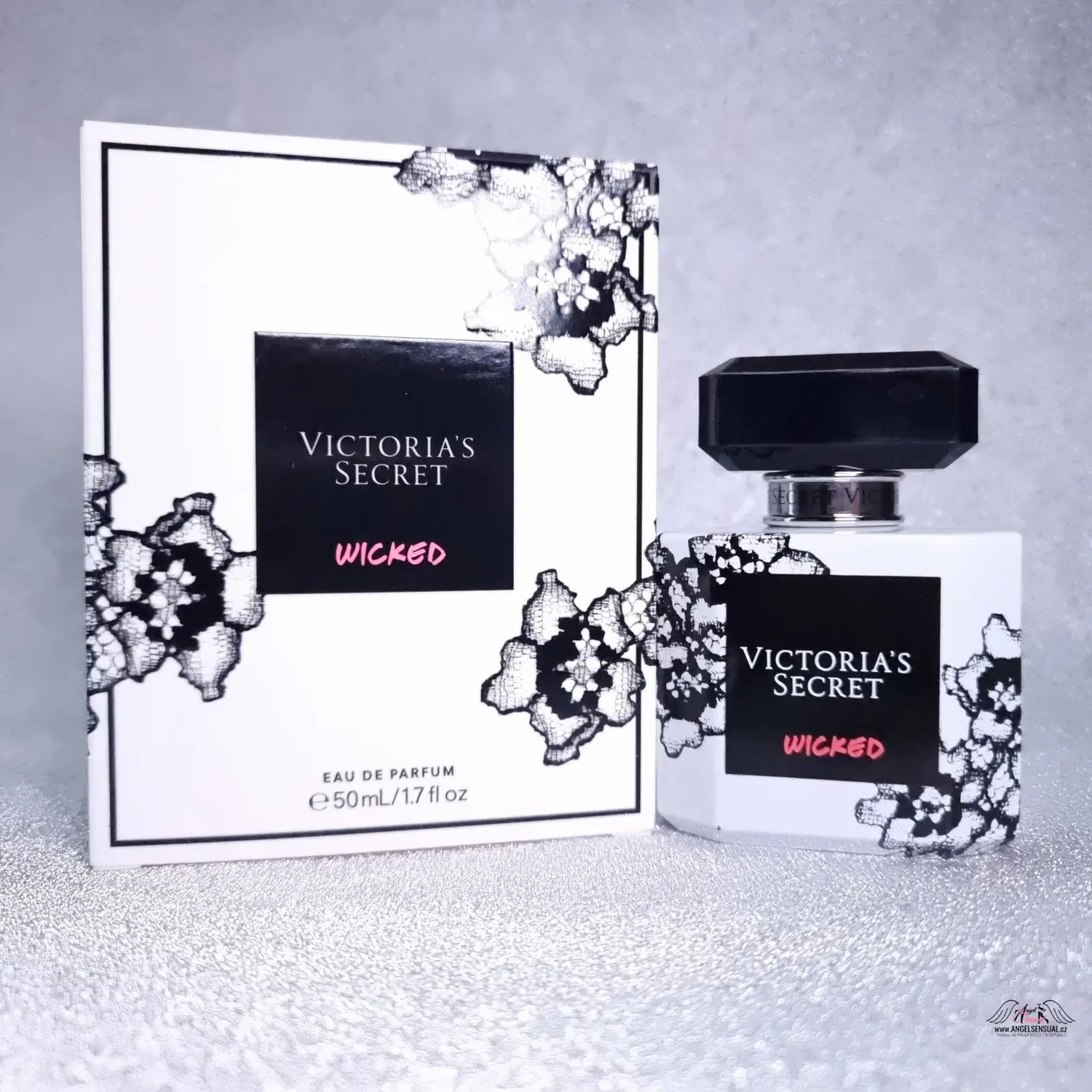 Victoria’s Secret Wicked parfémová sada v bílé a černé s krajkovými detaily, ideální pro lingerie a apparel &amp; accessories