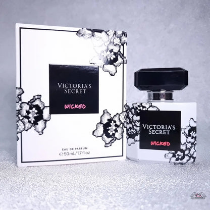 Victoria’s Secret Wicked parfémová sada v bílé a černé s krajkovými detaily, ideální pro lingerie a apparel &amp; accessories