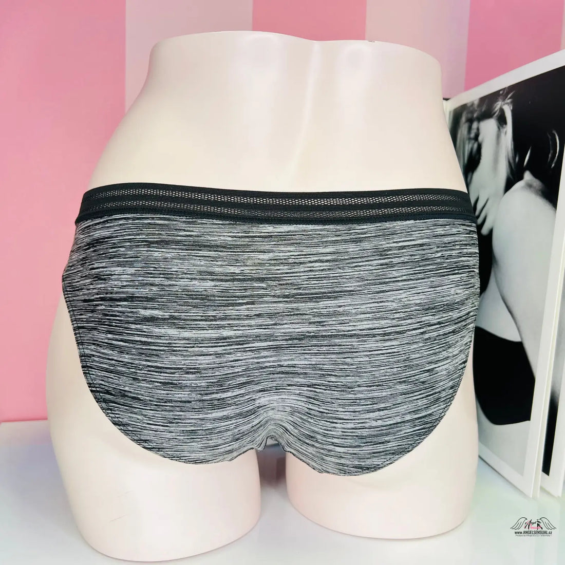 Detail žíhané kalhotky Victoria’s Secret s jemným proužkem a zipem