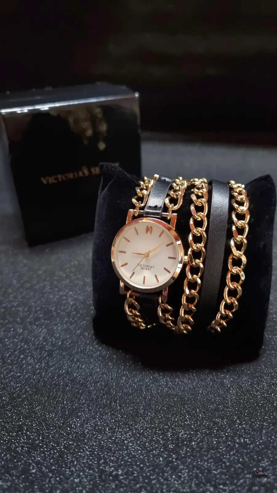 Zlaté hodinky s řetízkovým páskem od Victoria’s Secret určeny pro elegantní vzhled
