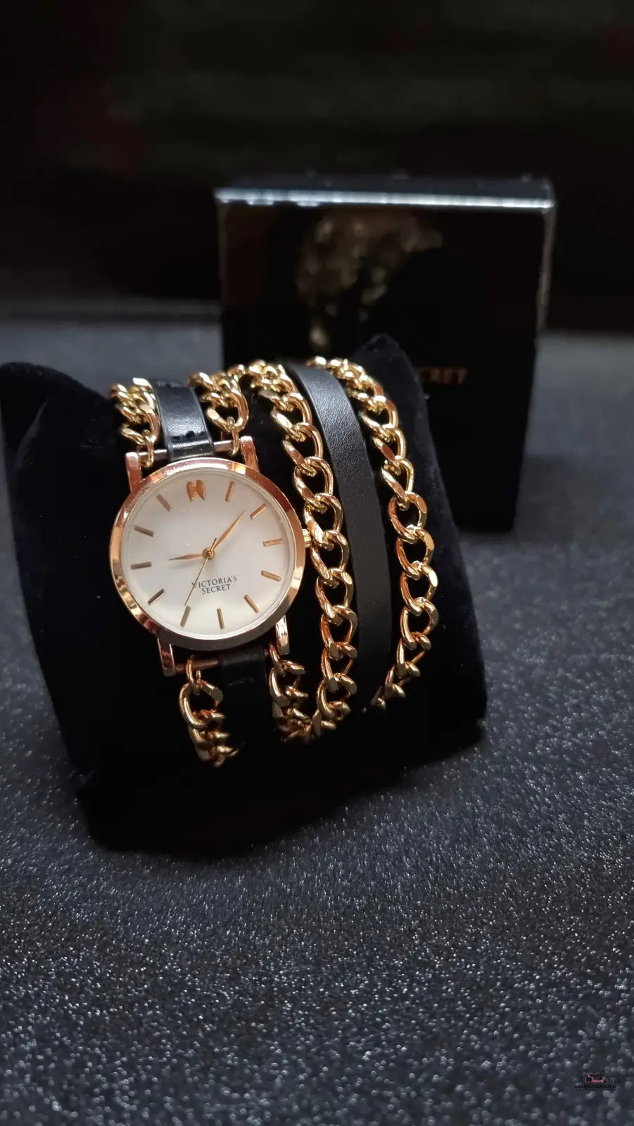 Luxusní zlaté hodinky Victoria’s Secret s černým koženkovým páskem a zlatými řetízky