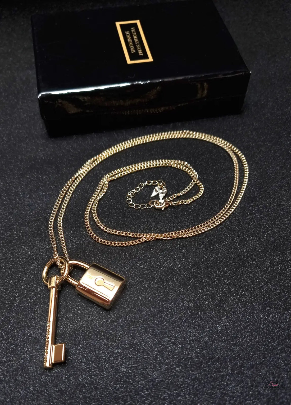 Elegantní zlatý náhrdelník s dvěmi řetízky zámečku a klíčem, krásný zlatý design