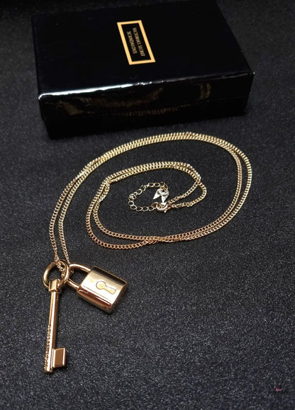 Elegantní zlatý náhrdelník s dvěmi řetízky zámečku a klíčem, krásný zlatý design