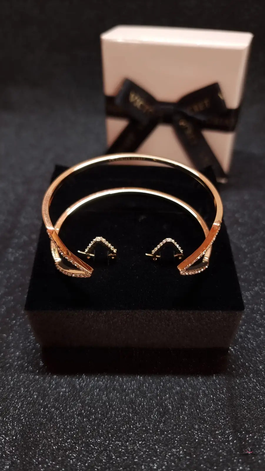 Rose gold cuff náramek a zirkony náušnice set od Victoria’s Secret zlatý set náušnic