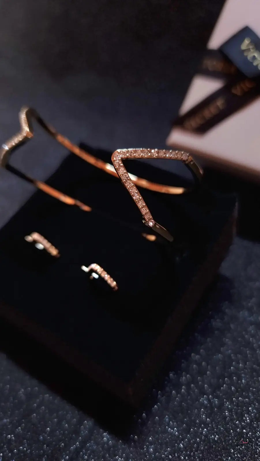 Rose gold-toned diamantový set Victoria’s Secret zlatý set náušnic a náramku