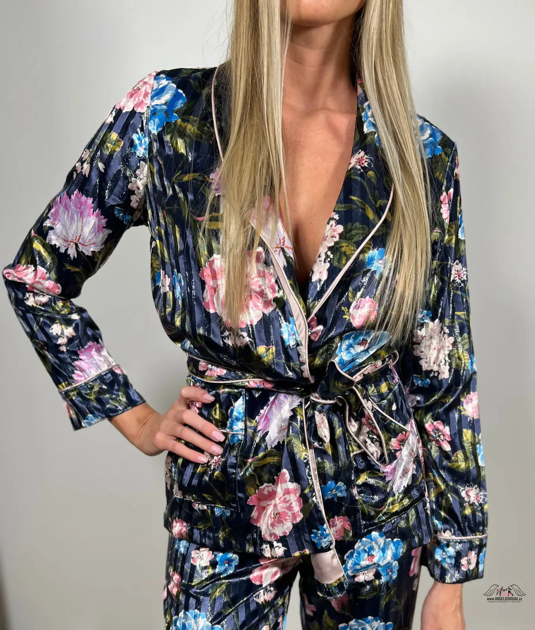 Žena v květinovým vzorem županu Victoria’s Secret Velvet Lurex